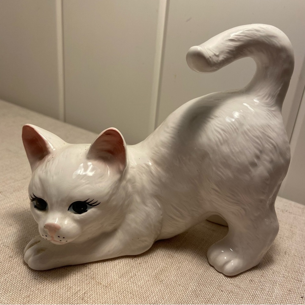 Vintage white cat ceramic long haired kitty blue eyes playful cat crouching - Picture 15 of 16